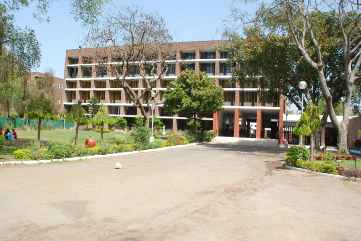 https://cache.careers360.mobi/media/colleges/social-media/media-gallery/11372/2019/3/16/Campus view of Government Polytechnic For Women Chandigarh_Campus-view.png